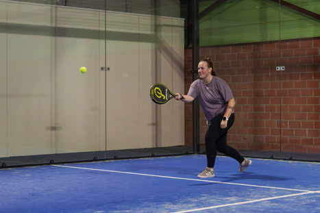 Een speler staat met een padel racket in de hand op de baan, klaar voor de volgende rally in Leiden