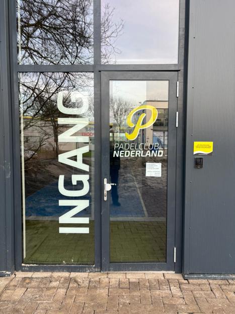 Sfeer foto van de ingang van de padellocatie in Sneek