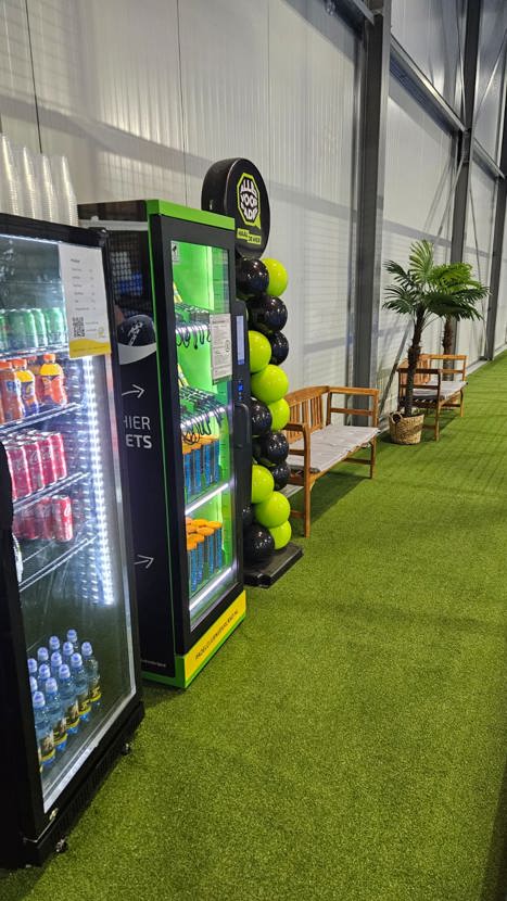 Foto van de locatie in Sneek van de rackets en ballen verhuur en verkoop automaat