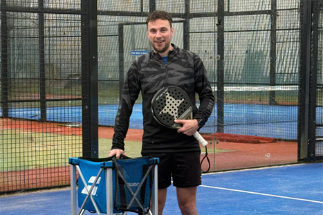 Padeltrainer geeft les op een indoor padelbaan in Zuidbroek, nabij Groningen